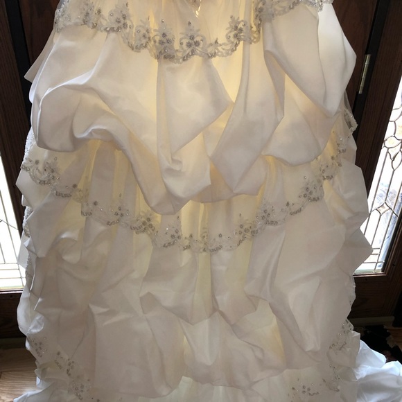 Wedding dress - Picture 9 of 16